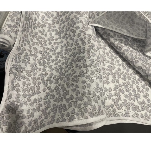 Matouk Margot Oblong Italian 
Floral‎ Printed Linen Tablecloth 70" x 90"
Silver - Picture 3 of 7